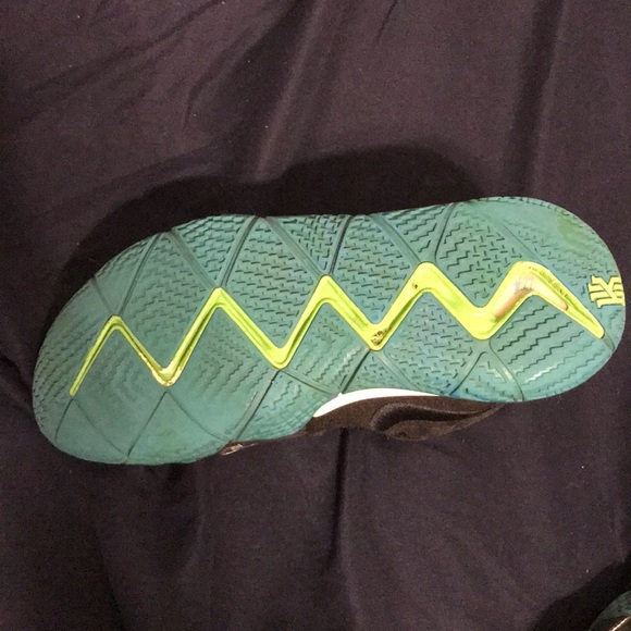 Nike Kyrie 4 basketball shoe! - Picture 2 of 5